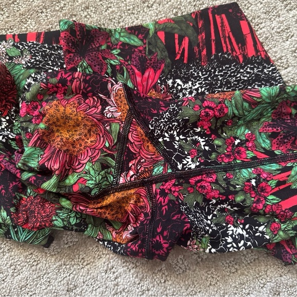 Lululemon Sz 8 Floral Crops Wunder Under Tight 17" Luxtreme Zen Garden Multi - Picture 4 of 5